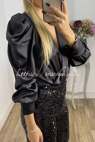 Perfectly Adored – Satinbluse mit überkreuztem Ausschnitt und Puffärmeln 