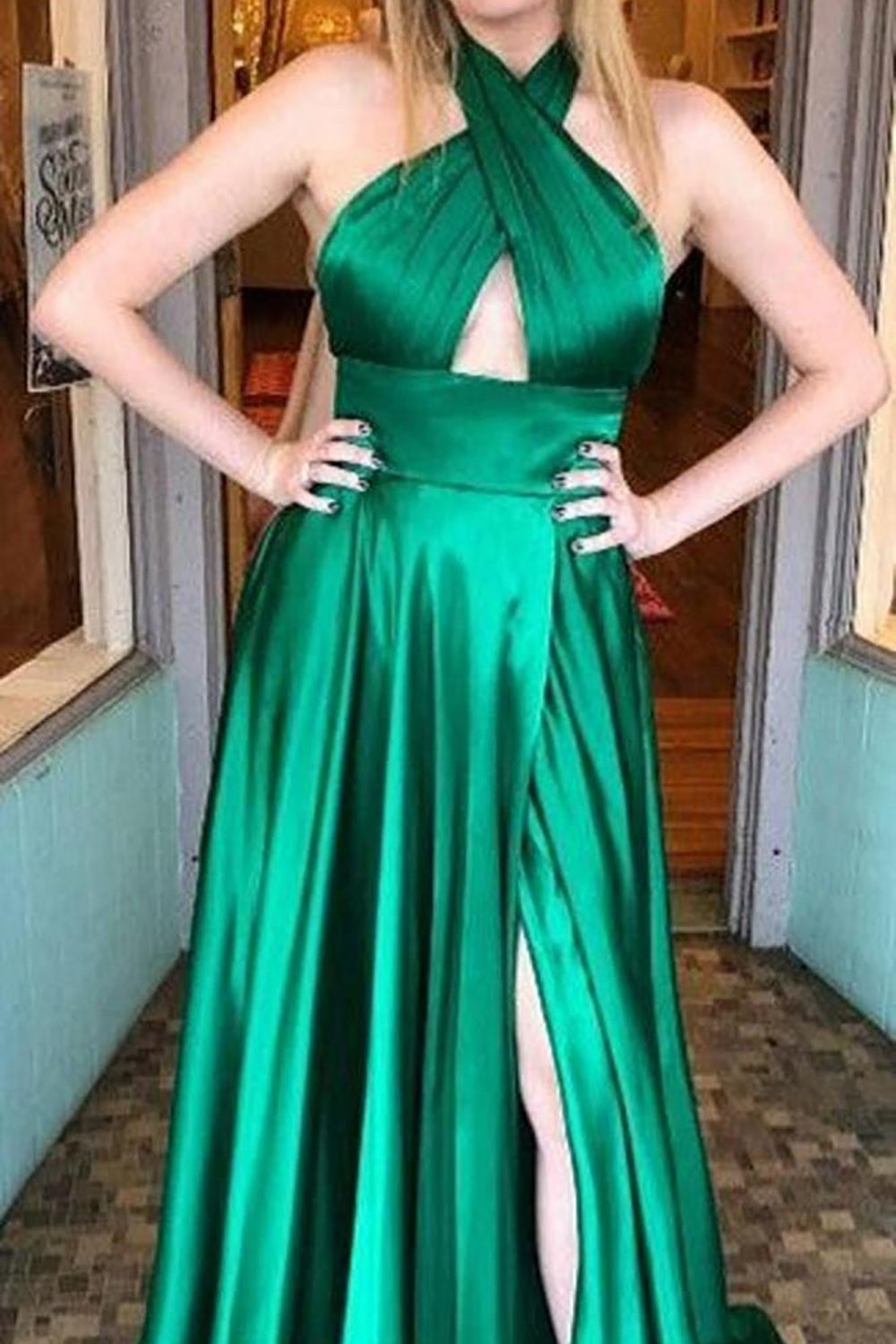 Lila langes, rückenfreies A-Linien-Abendkleid mit Neckholder