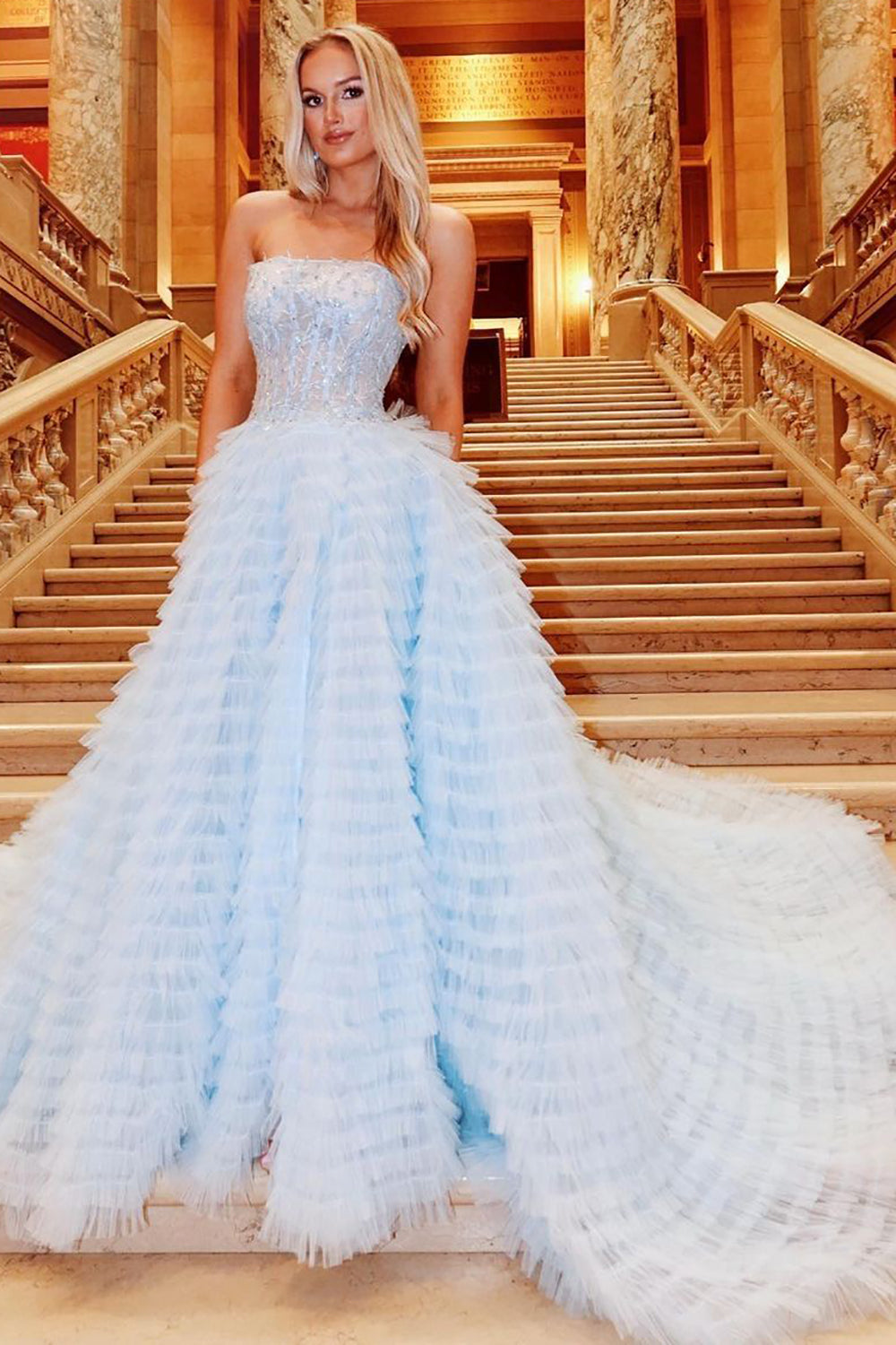 Vestido de fiesta largo azul claro sin tirantes con volantes