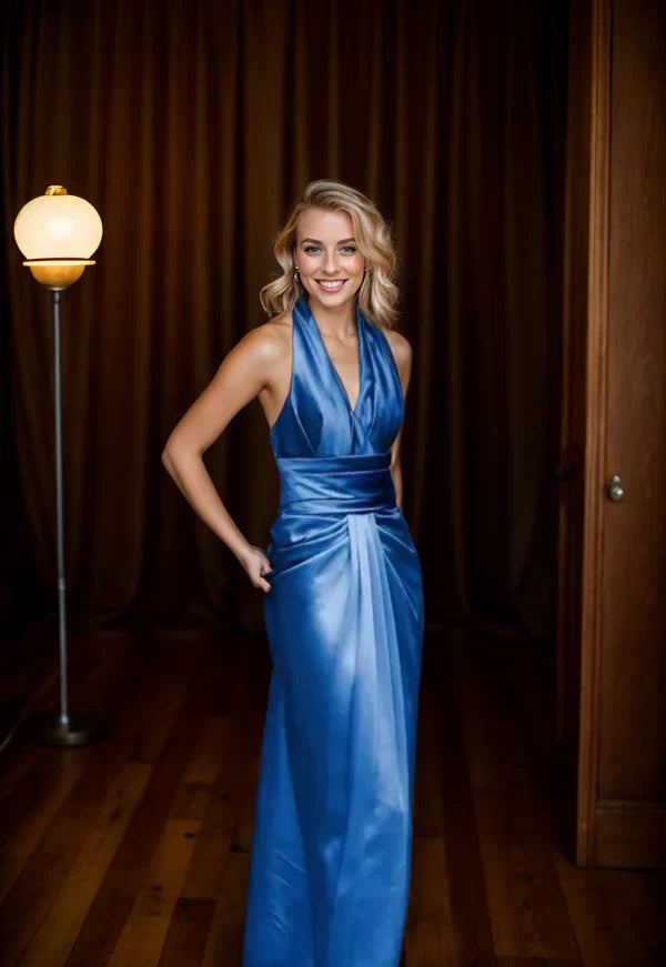 Griechische Göttin – Neckholder-Abendkleid aus seidigem Satin mit tiefem Rückenausschnitt und V-Ausschnitt