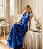 Griechische Göttin – Neckholder-Abendkleid aus seidigem Satin mit tiefem Rückenausschnitt und V-Ausschnitt