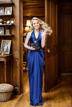 Griechische Göttin – Neckholder-Abendkleid aus seidigem Satin mit tiefem Rückenausschnitt und V-Ausschnitt