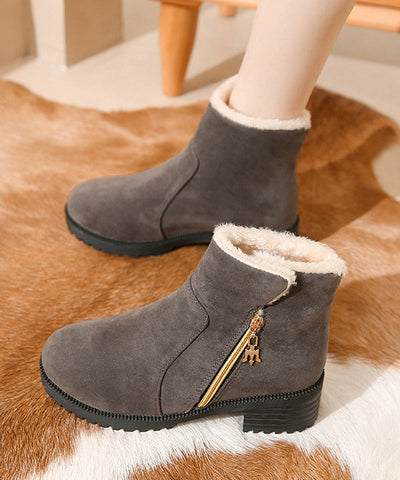 Schwarze klobige Stiefel mit Reißverschluss und flauschigem Wollfutter 