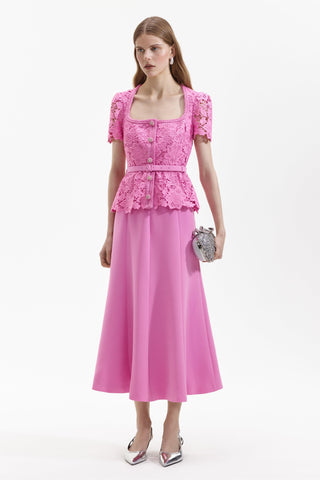 Midikleid aus Spitze mit eckigem Ausschnitt und Gürtel 