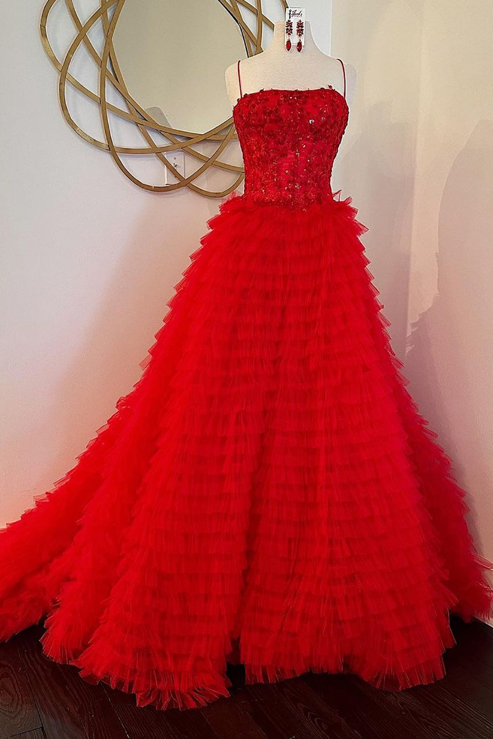 Vestido de fiesta largo rojo de princesa, corte A, tirantes finos y apliques con volantes