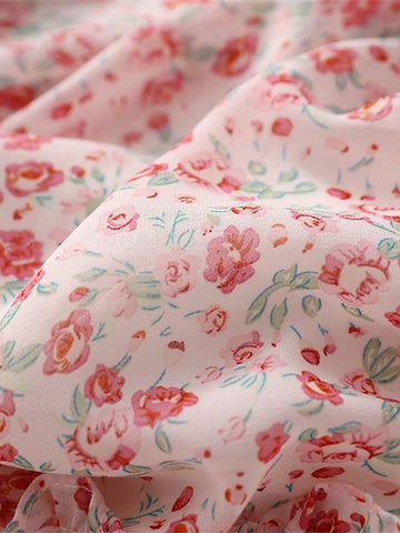 Klassisches Chiffonkleid mit Blumenmuster und Rüschen – Hellrosa 