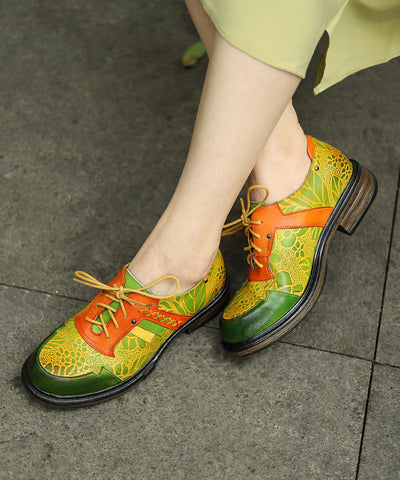 Einzelner Schuh im Retro-Farbblock-Stil mit Schnürung und Prägung im Ethno-Stil 