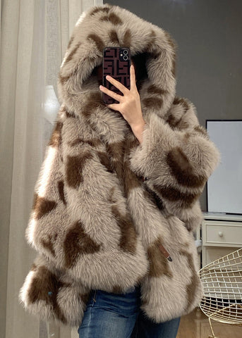 Italienische Kapuzen-Colorblock-Knopftaschen, flauschiger Pelz, flauschige Mäntel, lange Ärmel 