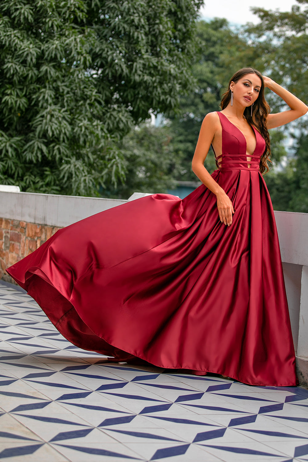 A-Linien-Abendkleid aus burgunderrotem Satin mit tiefem V-Ausschnitt
