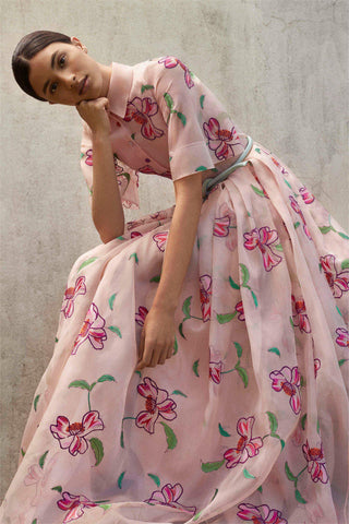 Vestido midi floral de manga corta con parte inferior 