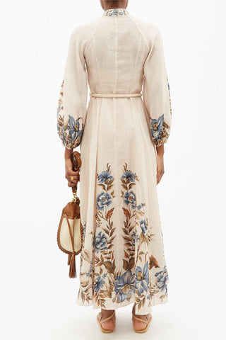 Vestido midi con cuello alto, mangas farol y cordones florales 