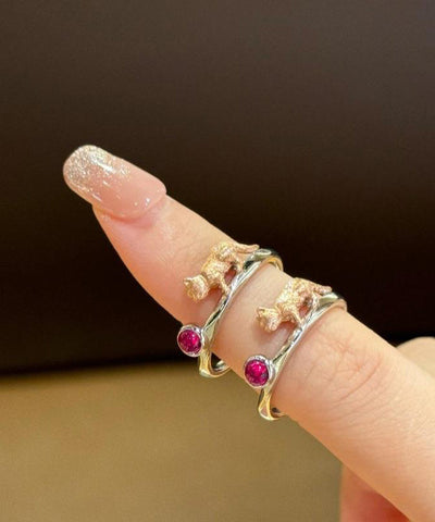 Anillos con diseño original de pequeños gatos con gemas de cobre rojo púrpura y dibujo de alambre 