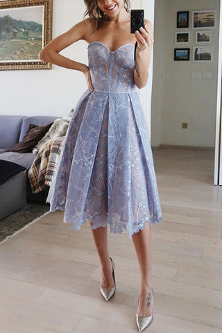 Olivia – Trägerloses Midikleid aus Spitze mit Blumenstickerei 