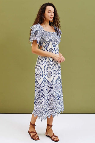 Vestido midi fruncido con volantes y encaje bordado Della 