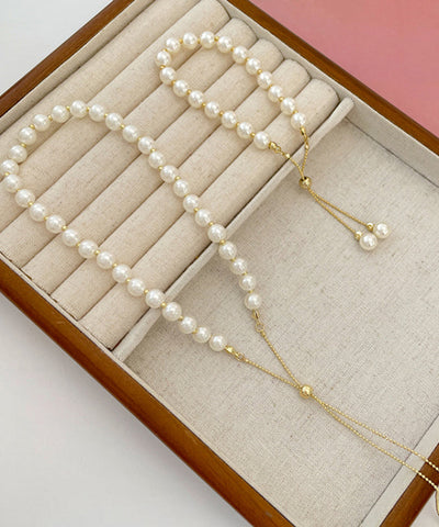 Elegante conjunto de dos piezas de pulsera con borlas de perlas de aleación de cobre blanco y collar de cuentas adornadas. 