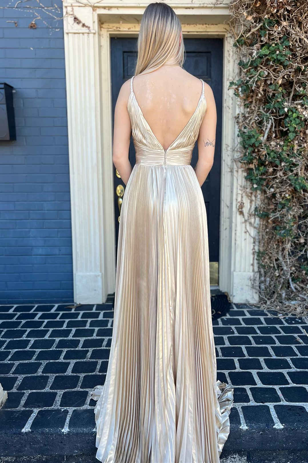 Langes, goldfarbenes, plissiertes Ballkleid mit tiefem V-Ausschnitt