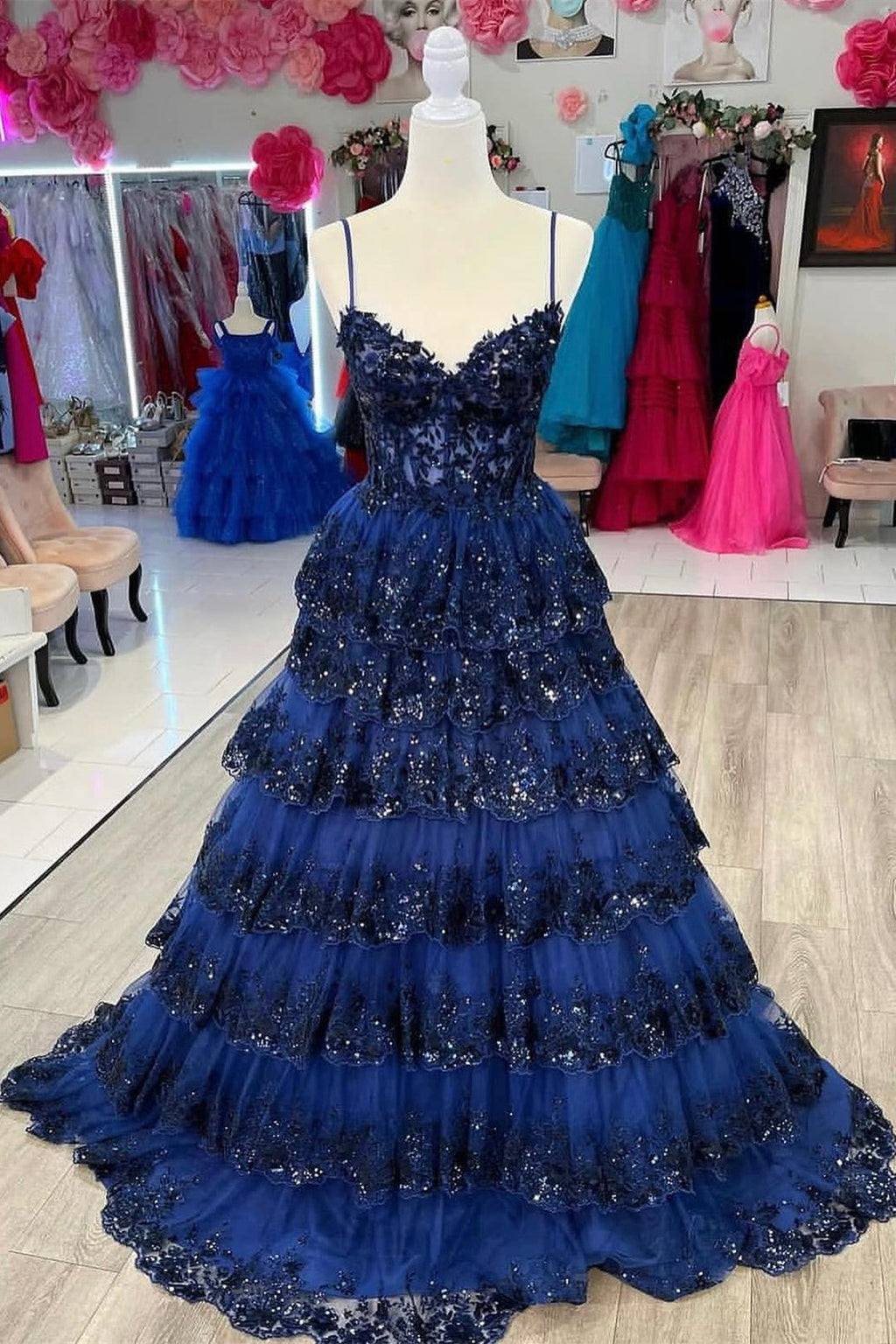 A-Linien-Abendkleid mit Spaghettiträgern und Stufenrock aus Spitze