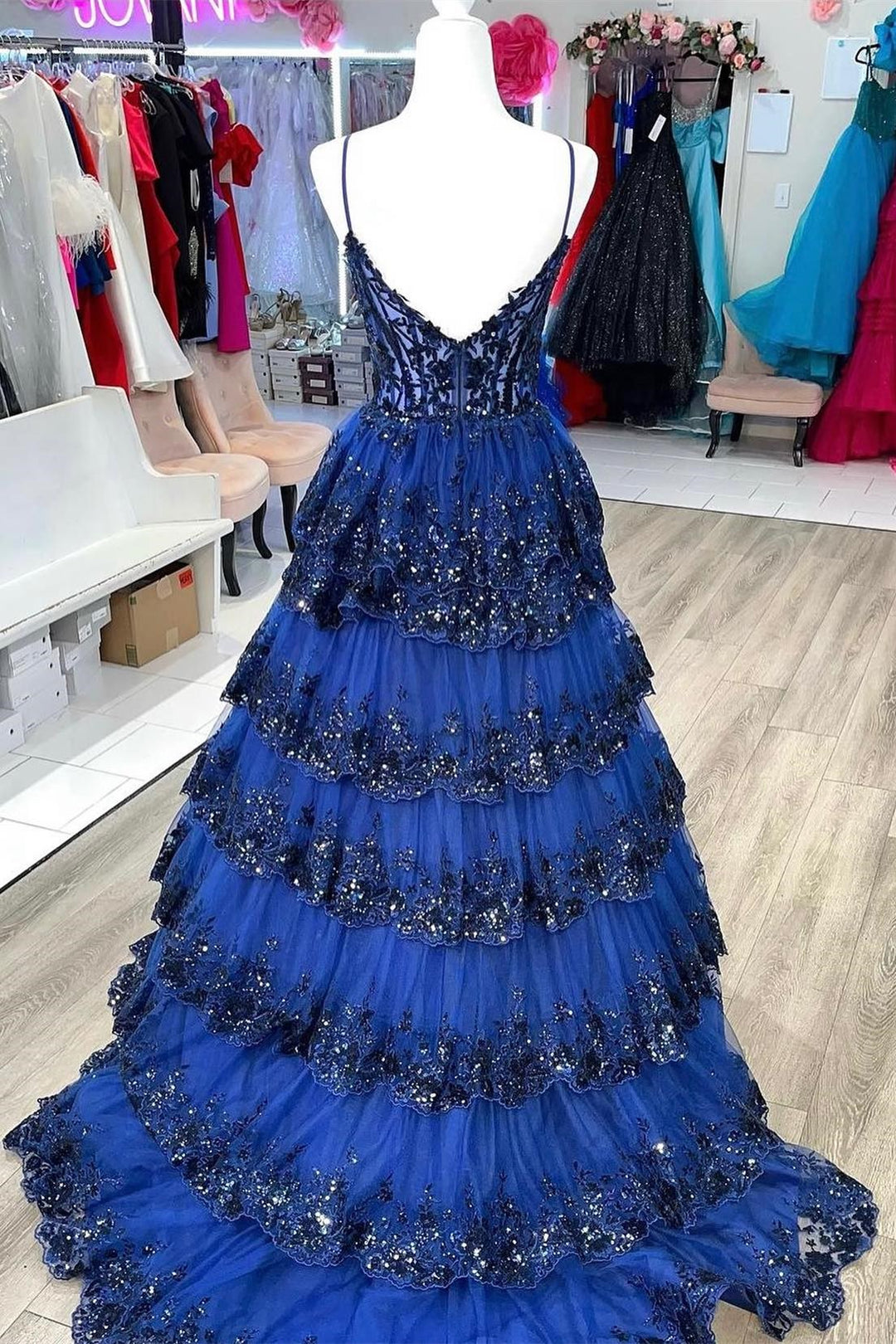 A-Linien-Abendkleid mit Spaghettiträgern und Stufenrock aus Spitze
