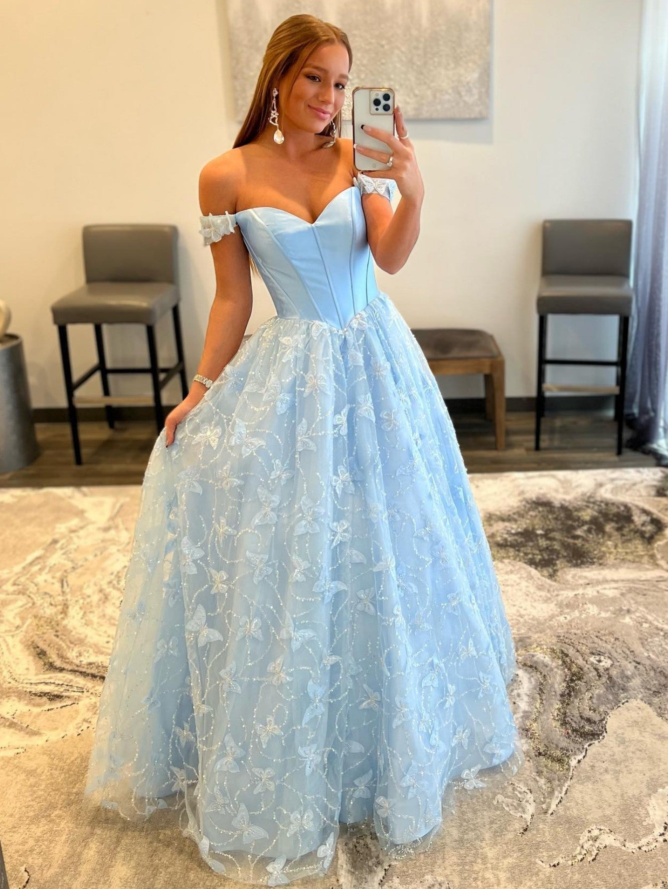 Vestido de fiesta de satén con encaje y hombros descubiertos