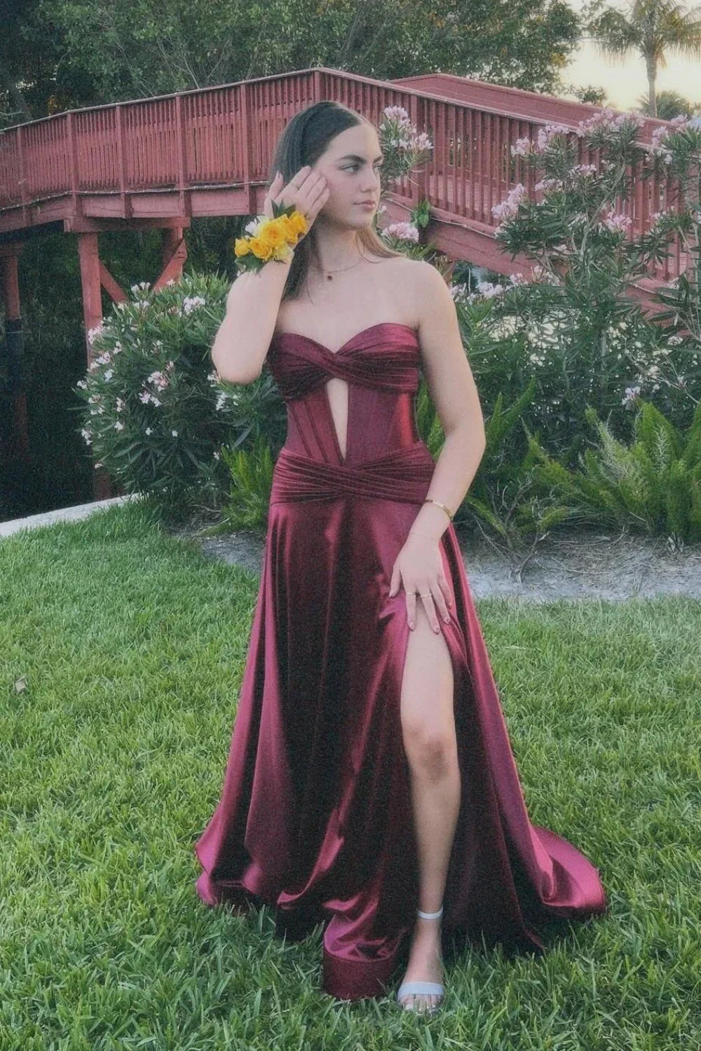 A-Linien-Maxikleid mit trägerlosem Satin-Korsett-Ausschnitt und integriertem BH-Schlitz