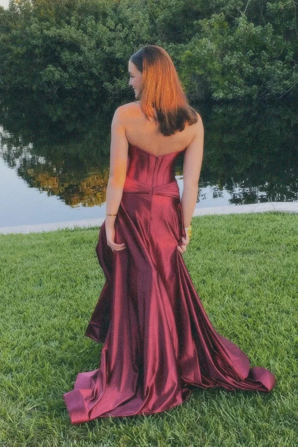 A-Linien-Maxikleid mit trägerlosem Satin-Korsett-Ausschnitt und integriertem BH-Schlitz