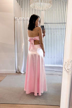 Vestido largo rosa sin tirantes con lazo en la espalda