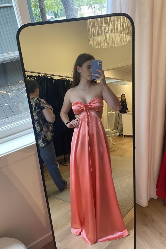 Vestido largo rosa sin tirantes con lazo en la espalda