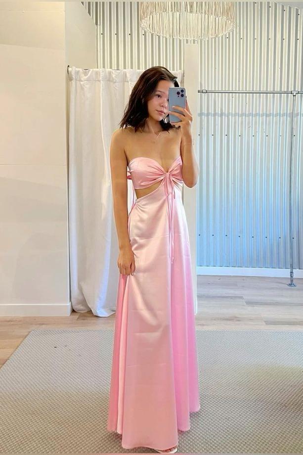Vestido largo rosa sin tirantes con lazo en la espalda