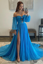 Vestido de fiesta largo azul con escote en forma de corazón y abertura delantera