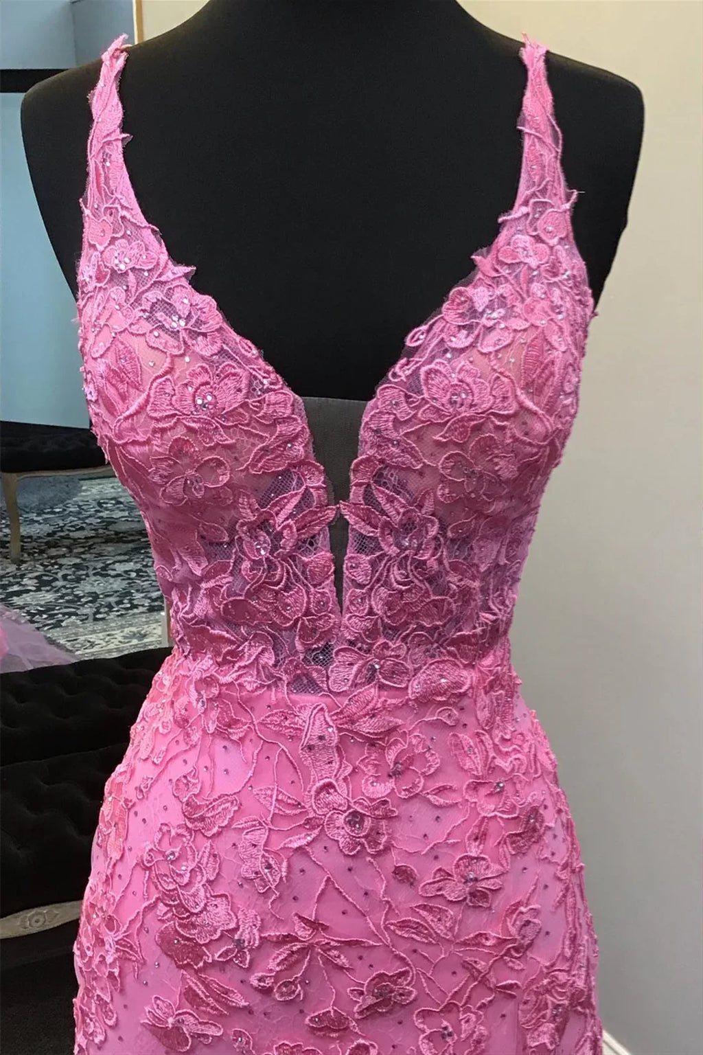 Langes Kleid mit tiefem Ausschnitt, Applikationen und Schlitz