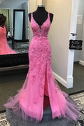 Langes Kleid mit tiefem Ausschnitt, Applikationen und Schlitz