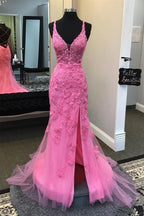 Langes Kleid mit tiefem Ausschnitt, Applikationen und Schlitz