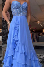 Vestidos de fiesta largos de gasa azul con escote en forma de corazón y capas