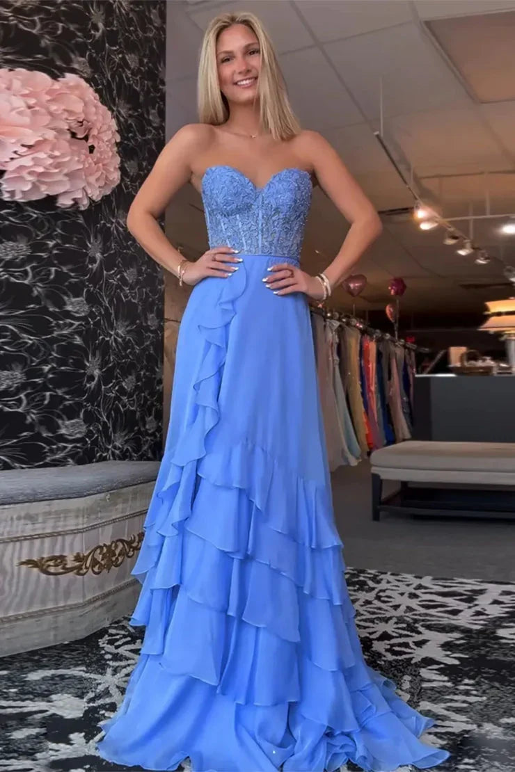 Vestidos de fiesta largos de gasa azul con escote en forma de corazón y capas