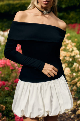 Langärmliges, schulterfreies Minikleid mit Puffärmeln 