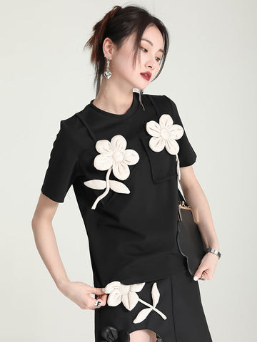 Camiseta original con apliques elegantes y colores contrastantes 