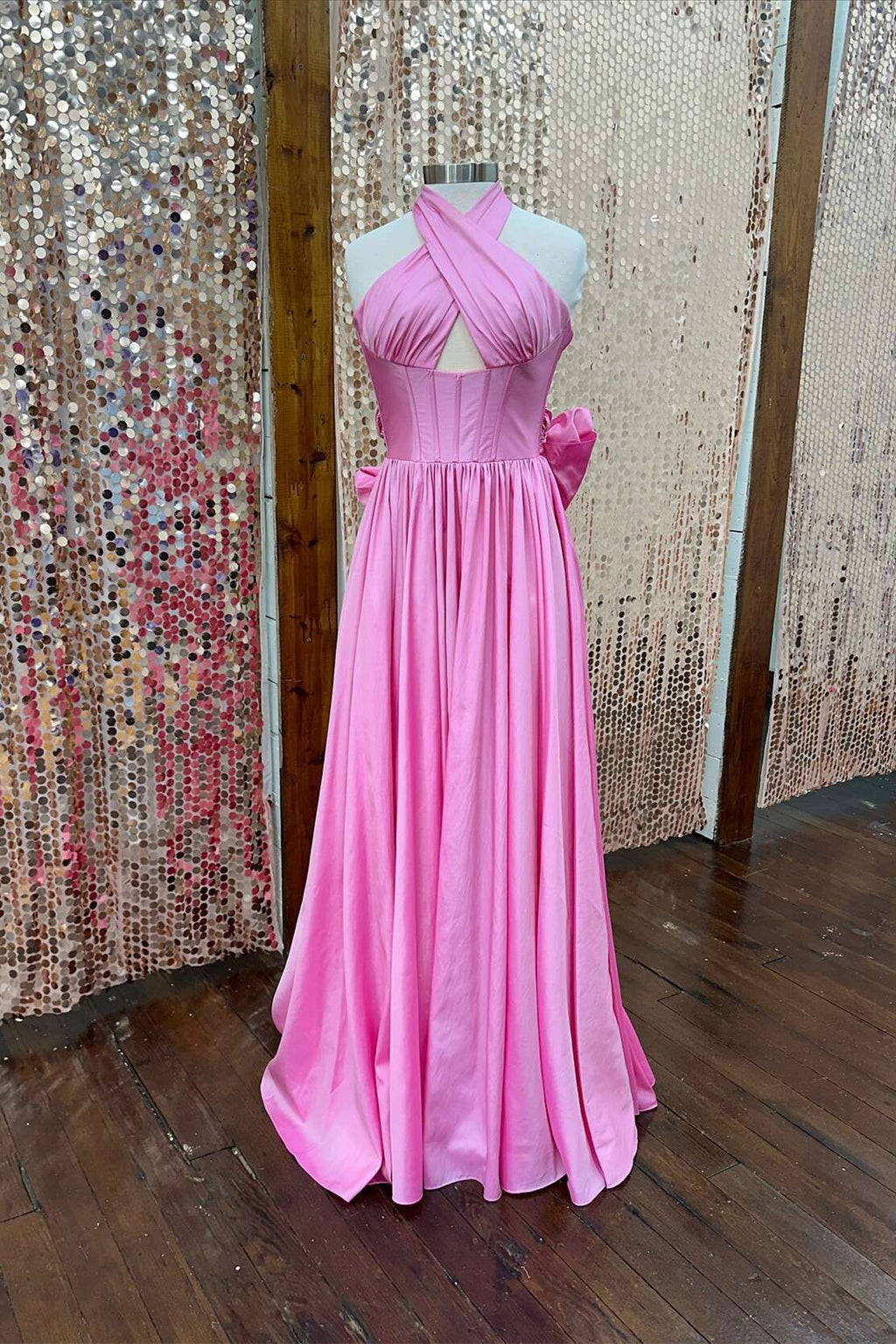 Vestido de noche largo con línea A y cuello halter de tafetán con lazo
