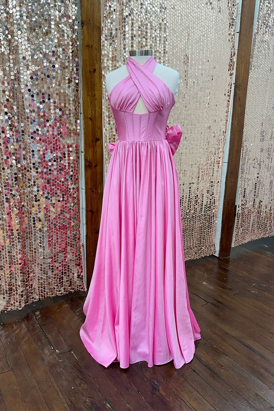 Vestido de noche largo con línea A y cuello halter de tafetán con lazo