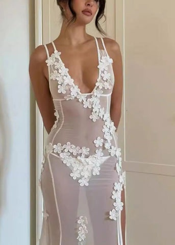 Weißes Tüllkleid mit V-Ausschnitt und Blumenmuster 