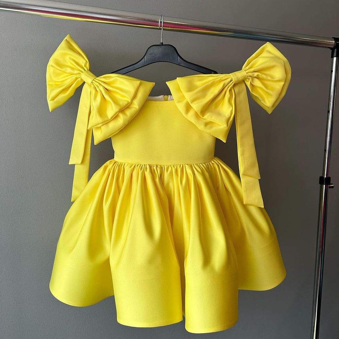 Precioso vestido de bautismo para niña con lazo y vestido de princesa para primera comunión. 