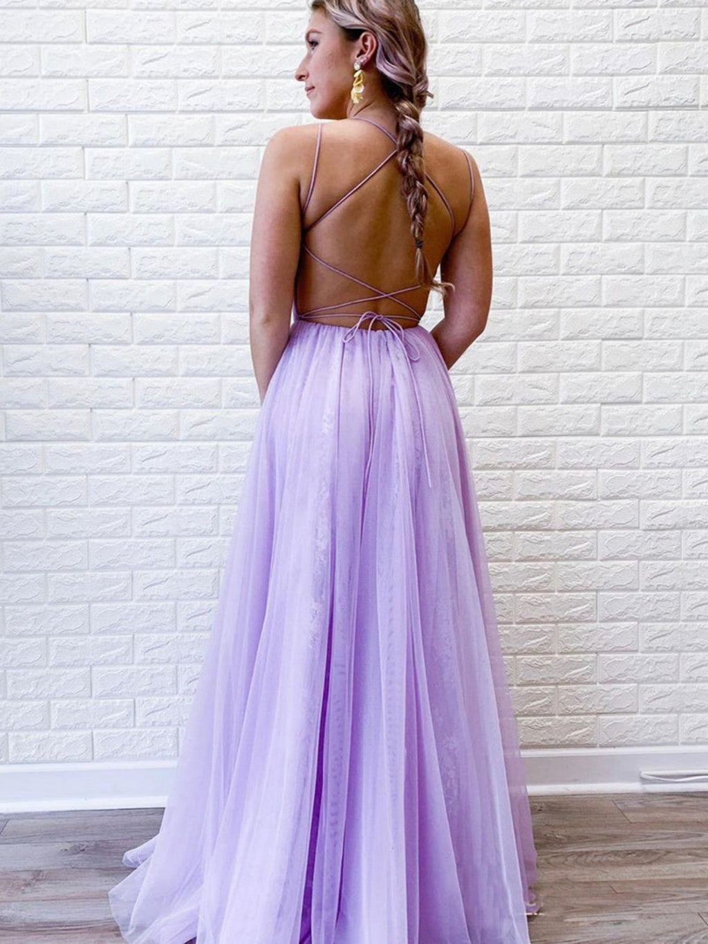 Vestido de fiesta largo de tul morado con espalda descubierta y corte A