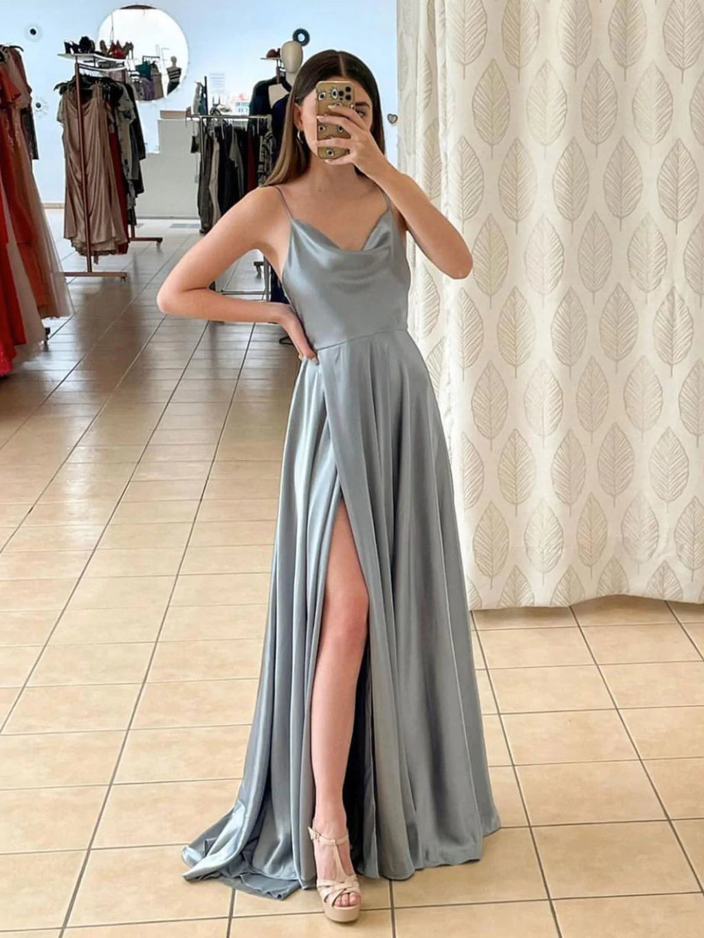 Vestido de fiesta largo verde claro con tirantes finos y corte en A
