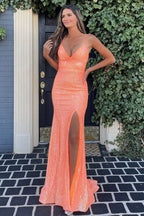 Vestido de fiesta largo de sirena con tirantes finos y lentejuelas naranjas con abertura frontal