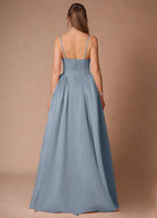 Elegante vestido de gala con tirantes finos, sin mangas y estilo bandeau