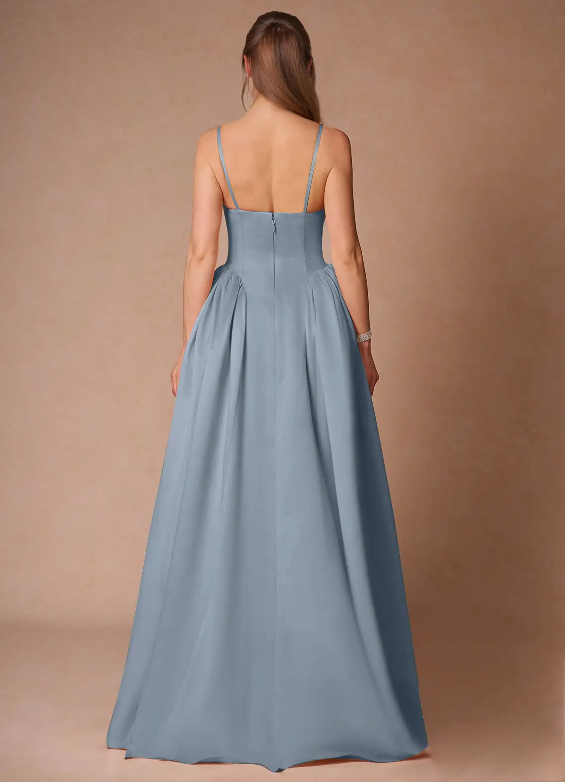 Elegante vestido de gala con tirantes finos, sin mangas y estilo bandeau