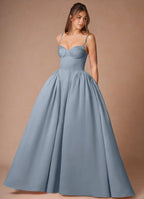 Elegante vestido de gala con tirantes finos, sin mangas y estilo bandeau