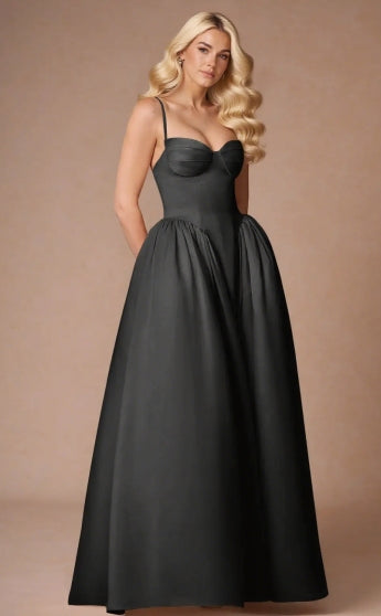 Elegante vestido de gala con tirantes finos, sin mangas y estilo bandeau