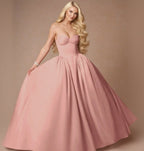 Elegante vestido de gala con tirantes finos, sin mangas y estilo bandeau