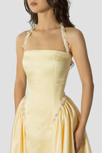 Elegantes, bodenlanges, besticktes Neckholderkleid