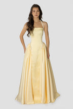 Elegantes, bodenlanges, besticktes Neckholderkleid